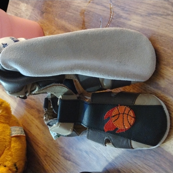 Bin#2 (NWOT)Momo baby shoes - Picture 1 of 7